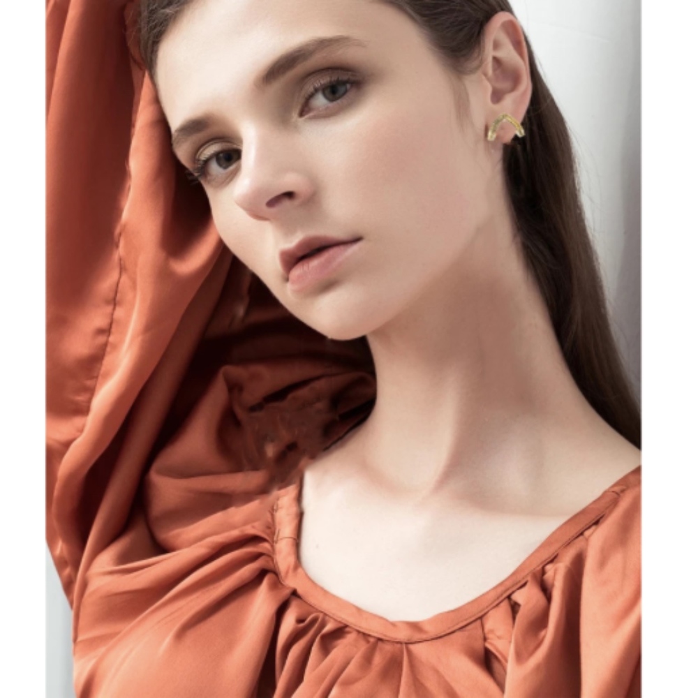'Hug' Minimalist Triangle Bar Ear Jacket Earrings - Picture 4 of 10